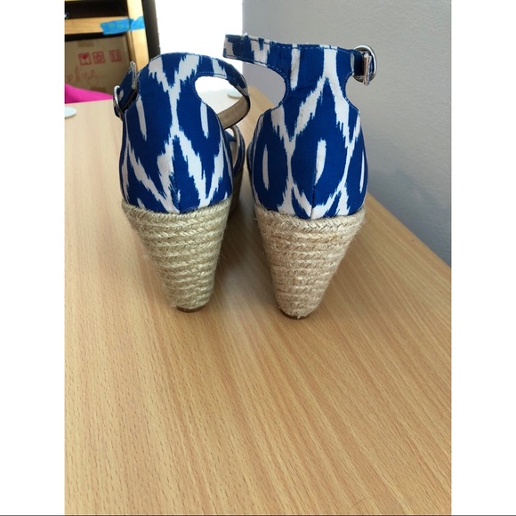 🍂 Blue and white patterned wedges size 6! - Picture 3 of 4